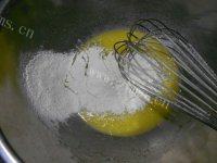 很有食欲的蛋白饼干做法图解3)