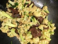 珍馐美味的腊肠炒花菜做法图解4)