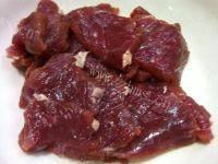 家常菜芥兰炒牛肉做法图解2)