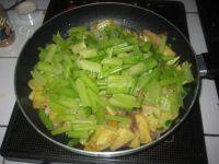 家常菜芹菜炒土豆片做法图解14)