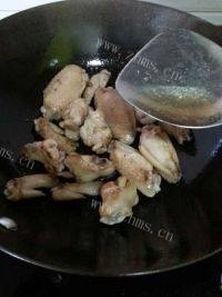 美味的茶树菇焖鸡翅做法图解6)