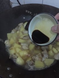家常菜五花肉焖土豆做法图解4)