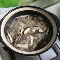 风味香菇丸子砂锅做法图解9)