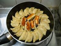快捷韩式辣白菜牛肉煎饺做法图解8)