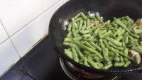 家庭式豆角烧肉做法图解8)