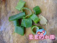 家常菜蒜黄炒肉做法图解5)