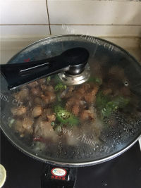好吃的香辣红烧牛蹄筋做法图解9)