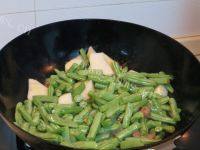 「美味可口」土豆炖豆角做法图解5)