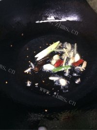 家常青蒜炒羊血做法图解1)