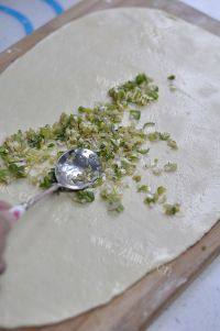 简单的葱香花卷做法图解7)