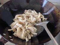 「美味可口」平菇炒肉做法图解7)