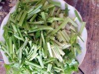 清淡的清炒芹菜做法图解1)