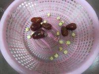 美味的银耳莲子红枣羹做法图解2)