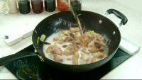 美味的黄豆炖猪蹄做法图解3)