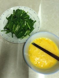 珍馐美味的鸡蛋炒韭菜做法图解2)