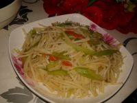 甘脆的芹菜土豆丝