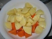 家常五花肉烧土豆做法图解1)