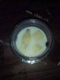 自制香蕉奶昔做法图解5)