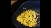 自制土豆丝鸡蛋饼做法图解2)