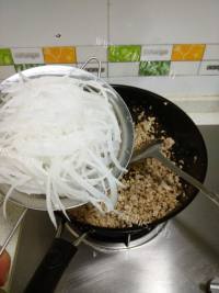 可口的芝麻鲜肉萝卜丝饼做法图解4)