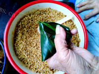 美味的肉粽做法图解7)