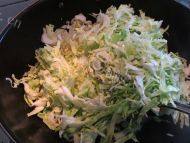 家常咸肉炒包菜做法图解6)