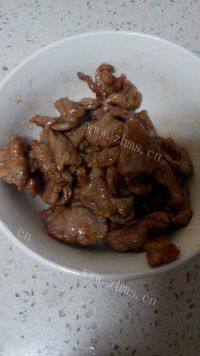 家常菜蒜苔炒牛肉做法图解4)