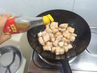 家常菜茶树菇红烧肉做法图解6)