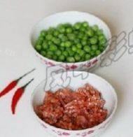 家常菜肉末豌豆做法图解1)