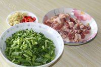 营养丰富韭菜苔炒肉做法图解1)
