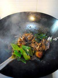 美味的青椒炒鸡腿做法图解10)