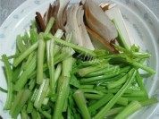 可口的香干芹菜做法图解1)