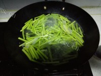 可口的蒜苔炒牛腩做法图解3)