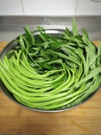 珍馐美味的清炒空心菜做法图解1)