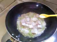 家常菜白菜烧豆腐做法图解6)
