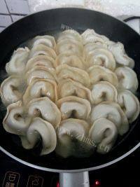 自制水煎饺做法图解4)