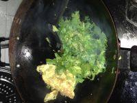 家常菜芹菜叶炒鸡蛋做法图解5)