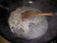 简单的青椒肉丝面做法图解1)