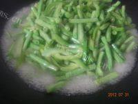 家常菜苦瓜炒豆角做法图解8)