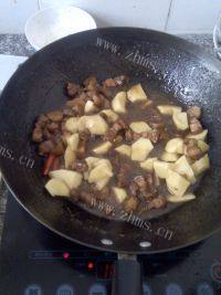 在家做的红烧肉炖土豆做法图解11)