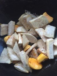 家中常备糕烧芋头做法图解3)