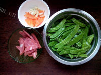 家常菜荷兰豆炒腊肠做法图解1)