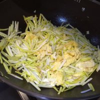 家常菜蒜黄炒鸡蛋做法图解5)