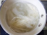 诱人的黑芝麻酱拌面做法图解2)