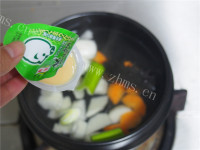 美味的浓汤单人火锅做法图解2)