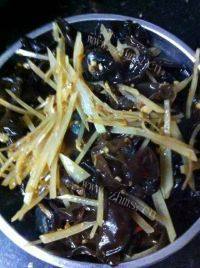 家常菜土豆炒木耳