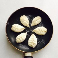 美味的柳叶煎饺做法图解13)