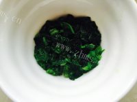 养胃的菠菜猪蹄小米粥做法图解3)