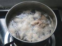 美味的海带排骨汤做法图解2)