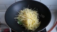 家常菜醋溜土豆丝做法图解5)